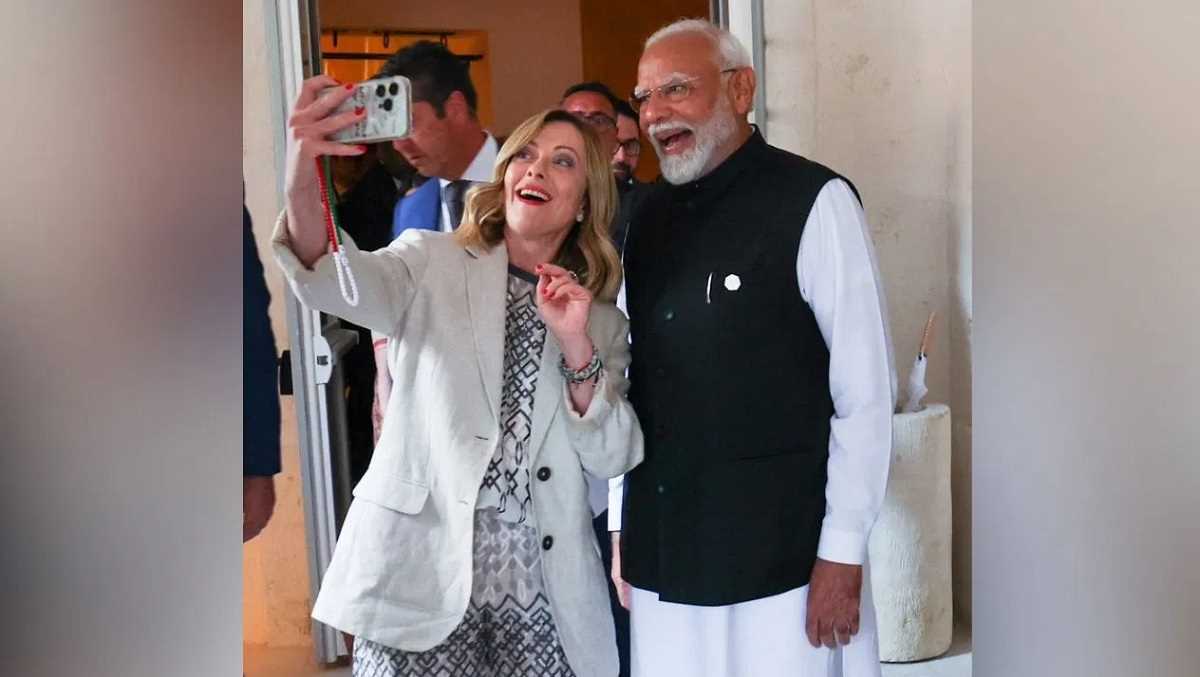 जॉर्जिया मेलोनी ने ली पीएम मोदी के साथ सेल्फी, सोशल मीडिया पर वायरल हो रही फोटो जॉर्जिया मेलोनी ने ली पीएम मोदी के साथ सेल्फी, सोशल मीडिया पर वायरल हो रही फोटो